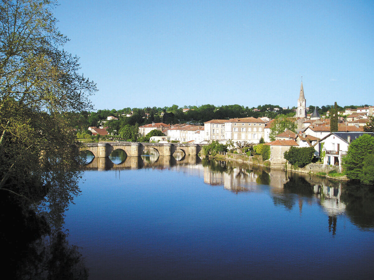 Le_Pont_Vieux_de_Confolens - Chambres d'hôtes L'envers à Abzac